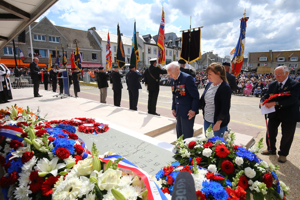 DDay 75 live Veterans saluted on Normandy anniversary Daily Echo