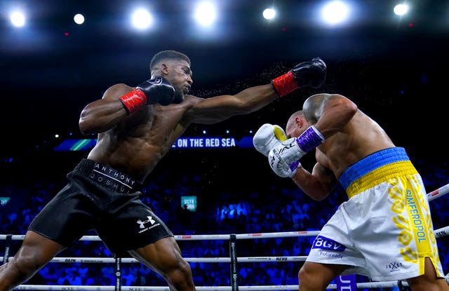 Anthony Joshua and Oleksandr Usyk had a cagey opening 