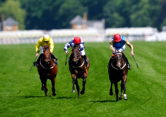 Leovanni (right) winning the Queen Mary