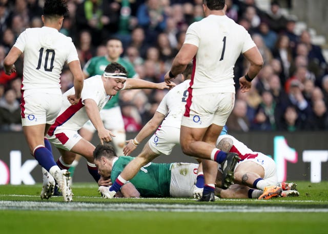 Hugo Keenan, centre, scores for Ireland