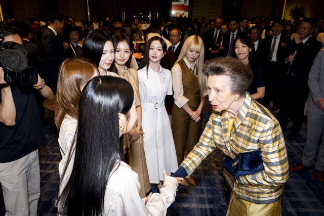 Anne meeting members of the K-Pop band NMIXX 