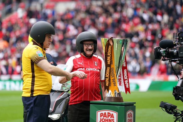 Sutton United fan Tim Vine and Rotherham United fan Paul Chuckle with the trophy before the Papa John’s Trophy final