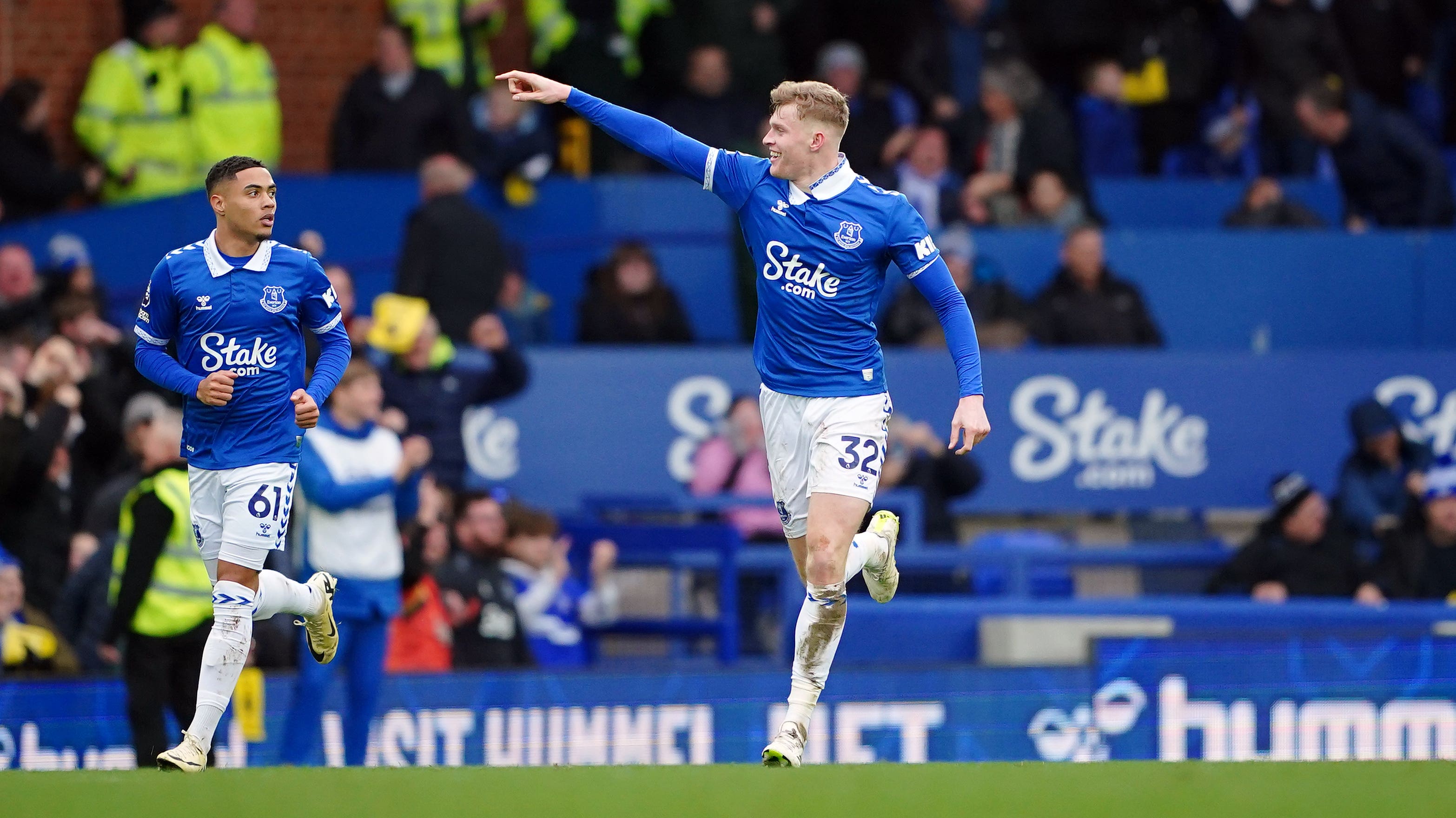 Everton’s Jarrad Branthwaite celebrates
