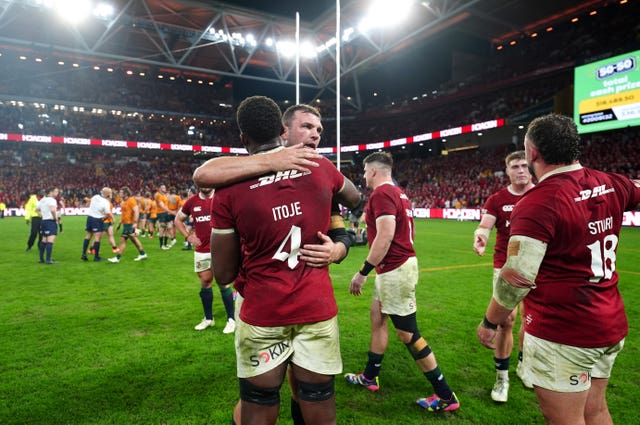 Tadhg Beirne hugs Maro Itoje
