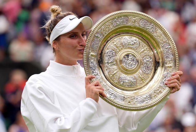 Vondrousova kissing the Venus Rosewater Dish