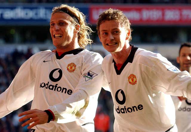 Diego Forlan celebrates scoring against Liverpool with with Ole Gunnar Solskjaer