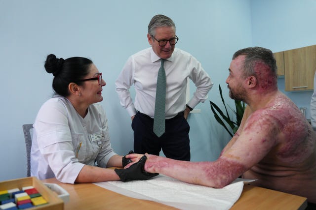 Sir Keir Starmer with a patient and medic in a burns unit in Ukraine