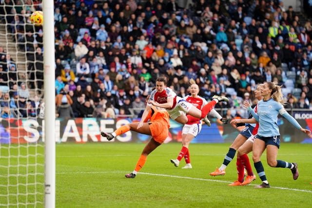 Lotte Wubben-Moy scores Arsenal's second goal 