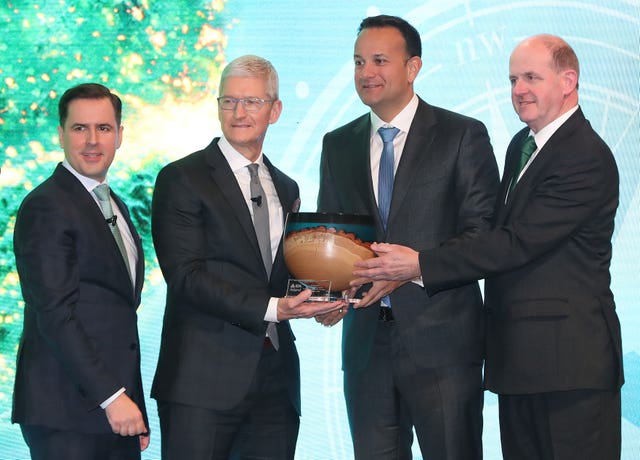 Tim Cook is presented the inaugural IDA Ireland Special Recognition Award by Leo Varadkar