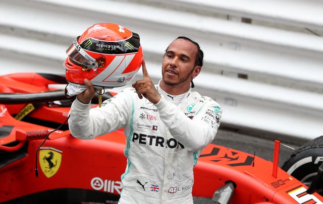 Lewis Hamilton points to Niki Lauda's name on his helmet