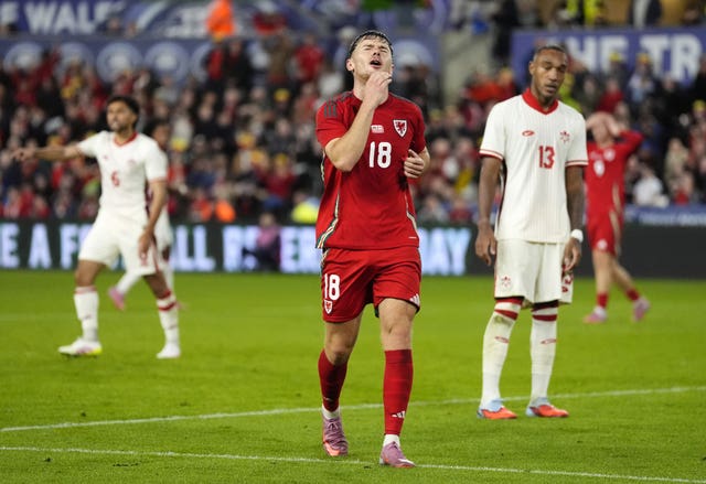 Mark Harris (centre) reacts to a missed chance 