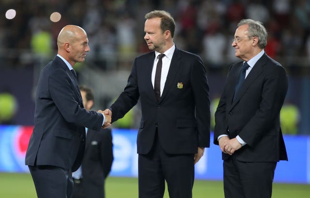 Real Madrid manager Zinedine Zidane shakes hands with Manchester United vice-chairman Ed Woodward and Read Madrid president Florentino Perez