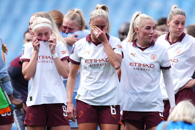Steph Houghton (centre) and her Manchester City team-mates