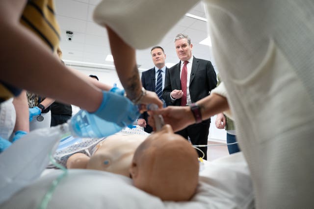 Sir Keir Starmer and Wes Streeting watch a demonstration of CPR 