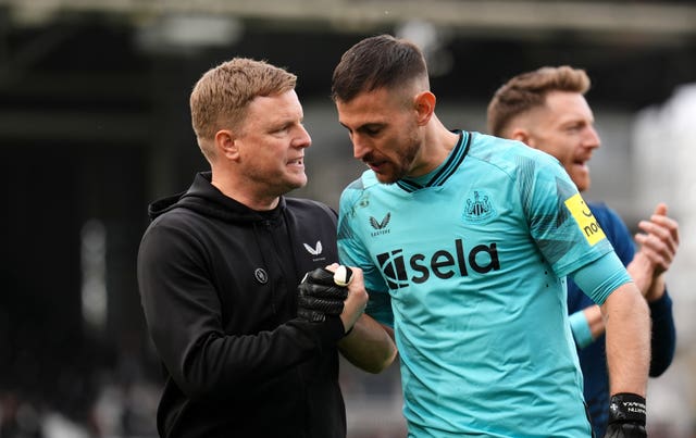 Newcastle head coach Eddie Howe shakes hands with keeper Martin Dubravka at Fulham