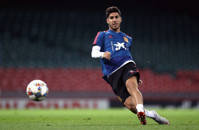 Marco Asensio shoots during a Spain training session