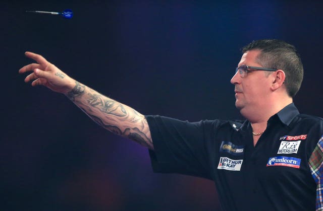 Gary Anderson throws a dart