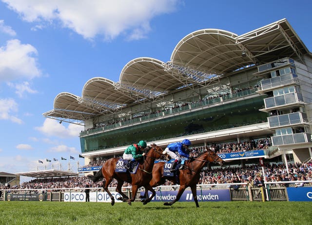 Tahiyra was touched off by Mawj in the Qipco 1000 Guineas