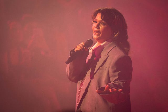 Lola Young performing