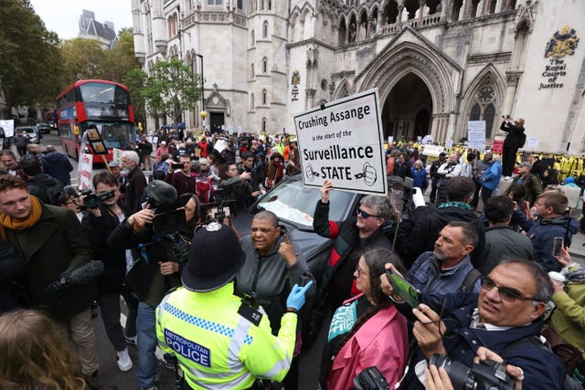 Car Blockade at Assange Protest