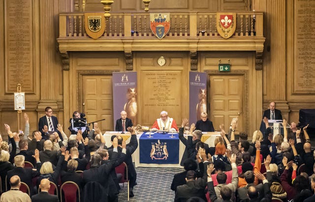 People vote unanimously as Rob Burrow receives the freedom of Leeds