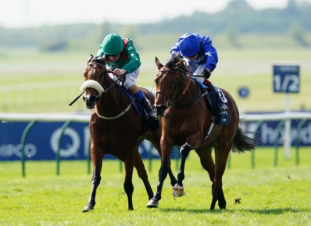 Mawj (right) got the better of Tahiyra at Newmarket