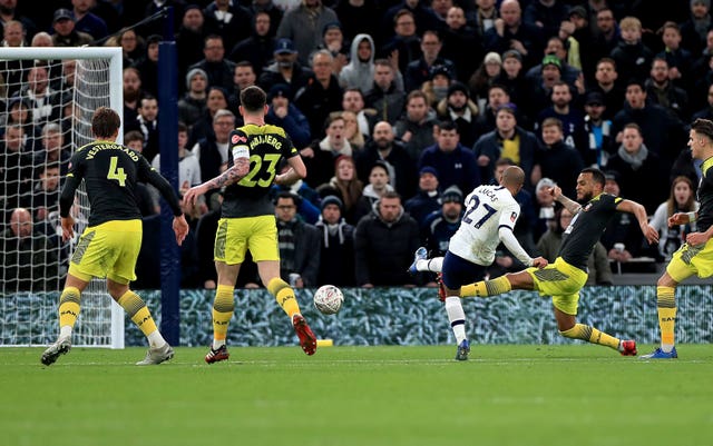 Lucas Moura slots home to make it 2-2