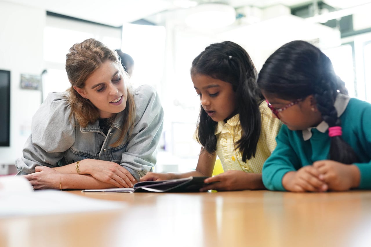 Princess Beatrice praises her mother on school visit to read prize ...